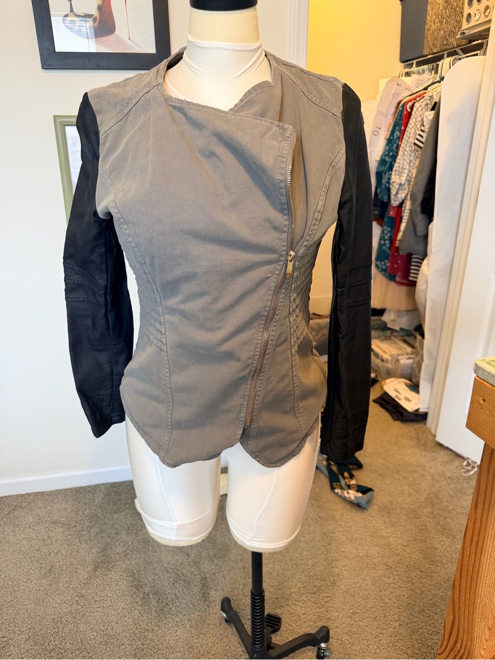 Women’s Two-Tone Utility Jacket - Gray with Black Sleeves